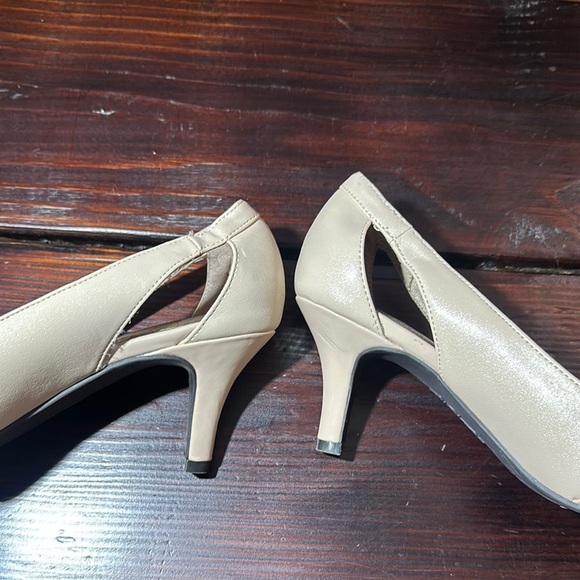 Life Stride Cream Textured Heels for Formal Elegance - Picture 8 of 9